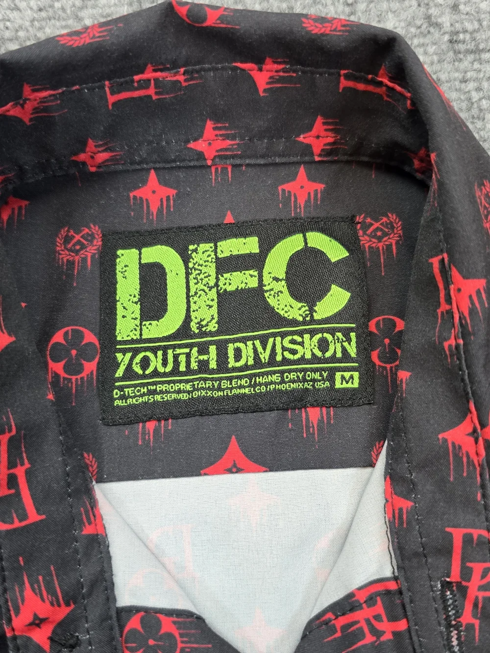 DIXXON Youth Division Boys Medium Black Red Button Up Shirt Short Sleeve Print